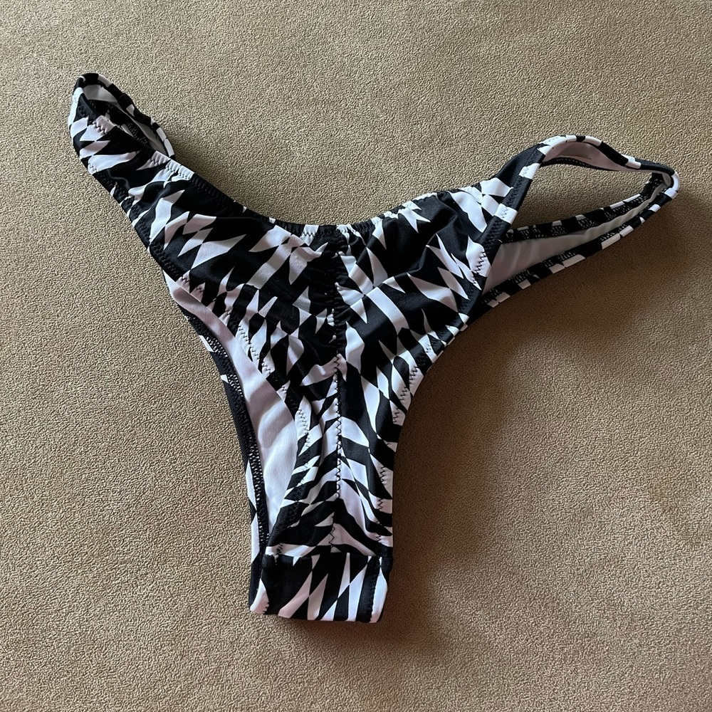 3 bikini bottoms (different brands) - Picture 4 of 8